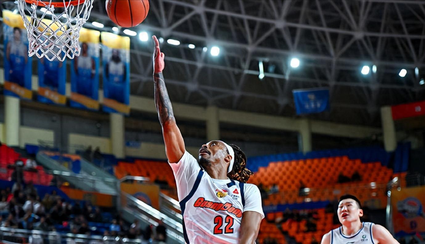 乐鱼体育-赔了夫人又折兵！广东宏远若裁掉麦考尔，要支付其全部薪水